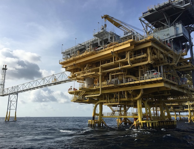 Foto vista de la plataforma en alta mar contra el cielo