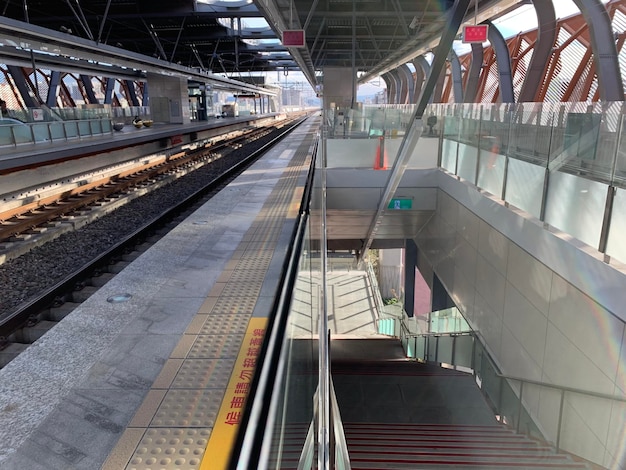 Foto vista de la plataforma de la estación de tren