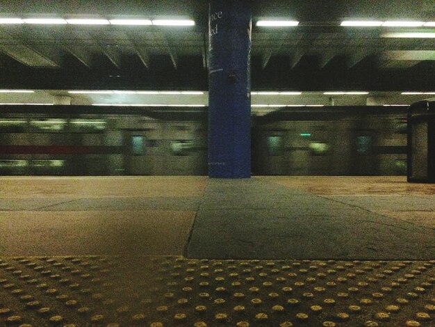 Foto vista de la plataforma de la estación de tren