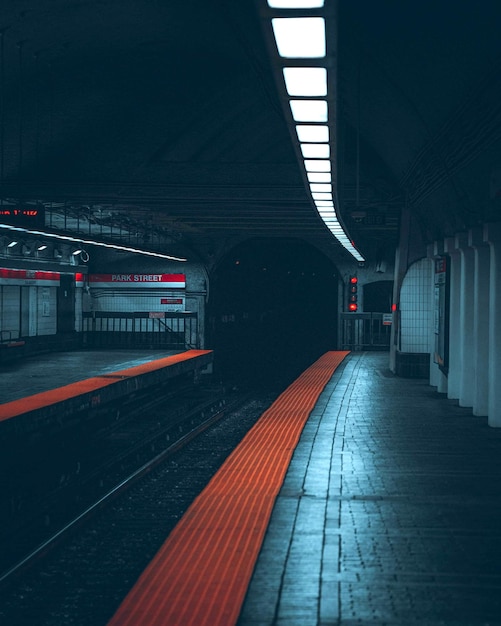 Vista de la plataforma vacía de la estación de tren