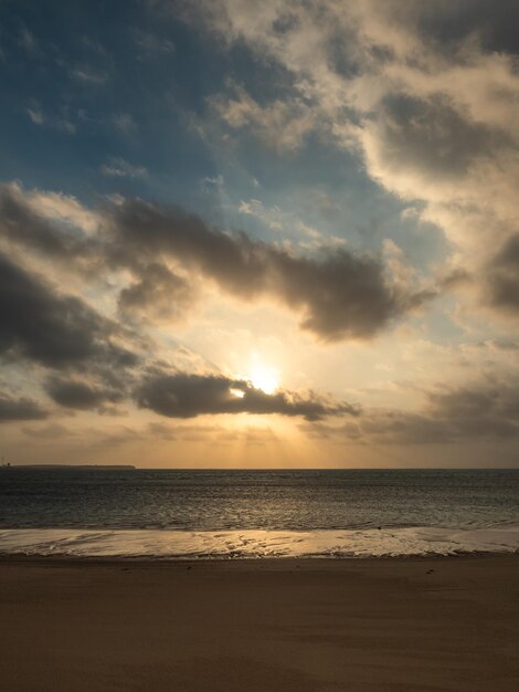 vista a la playa al amanecer