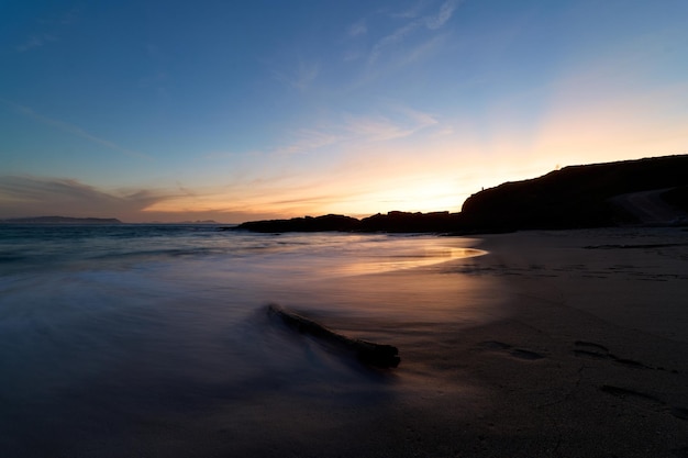 Vista de la playa al atardecer sin gente Océano Atlántico