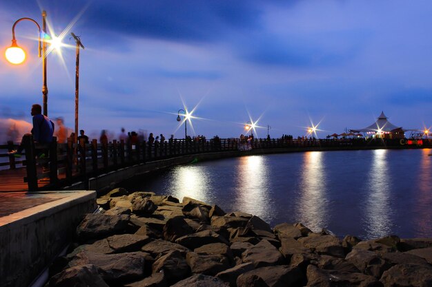 Foto vista de la playa de ancol con cielo nublado nublado