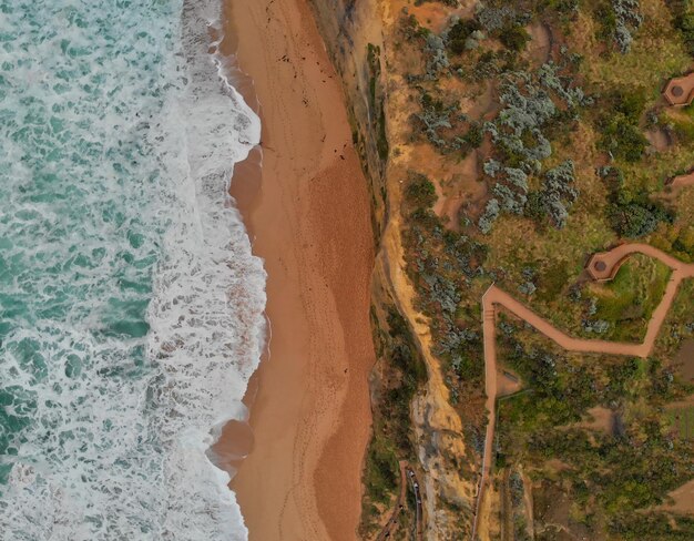 Foto vista de la playa desde un ángulo alto