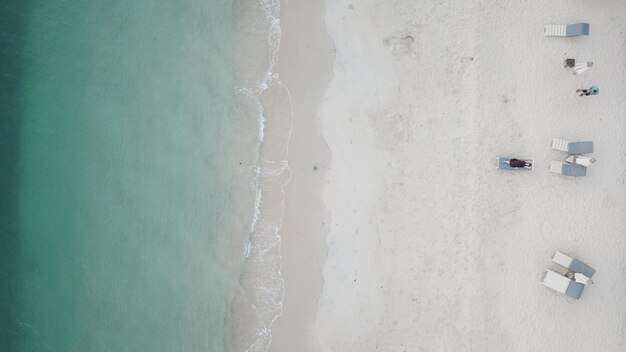 Foto vista de la playa desde un ángulo alto