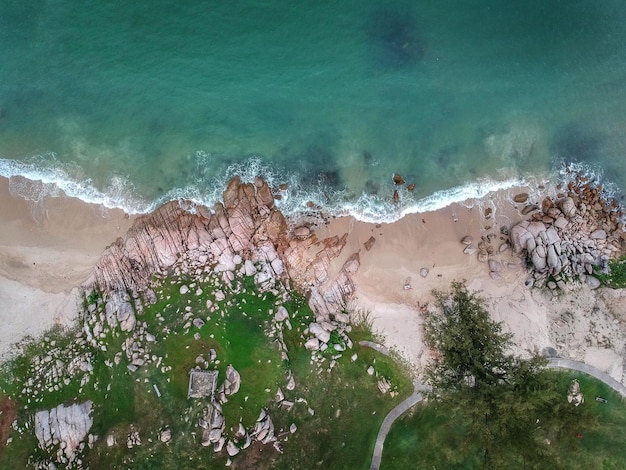 Foto vista de la playa desde un ángulo alto