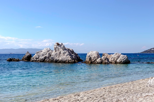 Vista de la playa de arena, las montañas y el mar Grecia Isla Skopelos