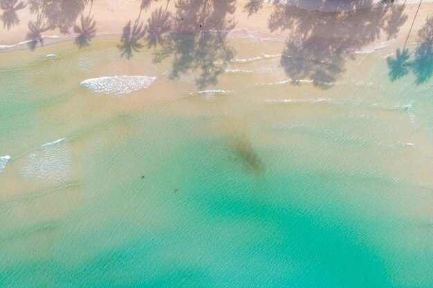 Foto vista de la playa desde un avión no tripulado