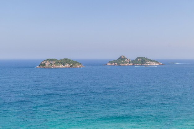 Foto vista de la playa de barra da tijuca en río de janeiro, brasil