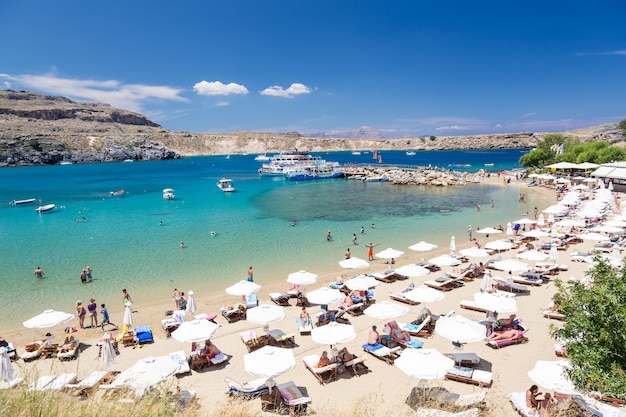 Vista de la playa en la ciudad de lindos. Rodas, grecia