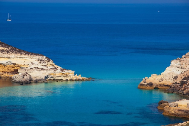 Vista de la playa de los conejos o isla de Conigli Lampedusa