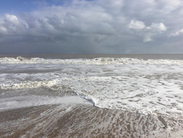 Foto vista de la playa contra el cielo