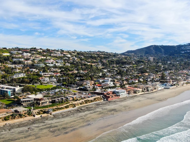 Una vista de la playa desde la costa de malibu