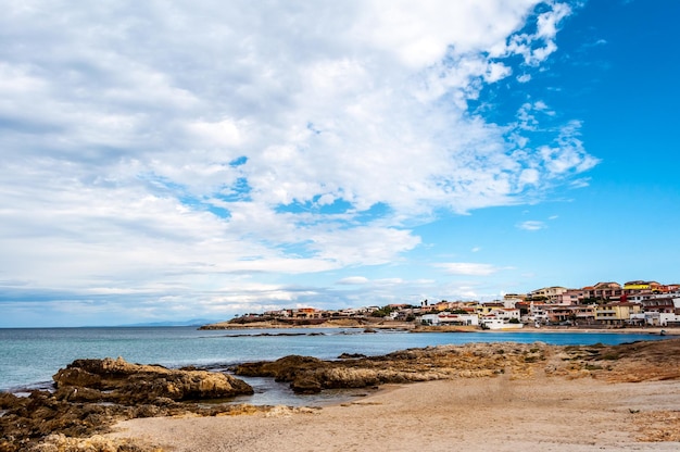 Vista de la playa dentro de la ciudad de Porto Torres