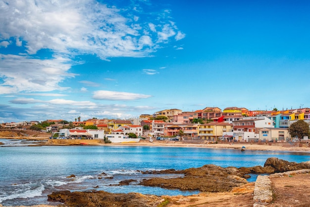 Vista de la playa dentro de la ciudad de Porto Torres