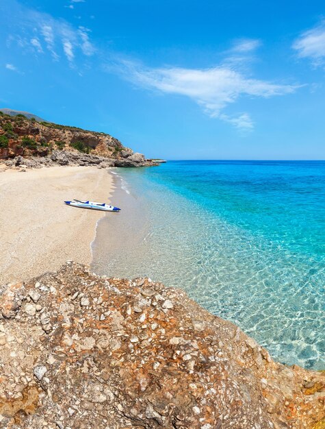 Vista de la playa Drymades Albania verano vista de la costa del mar Jónico con canoa inflable en la orilla