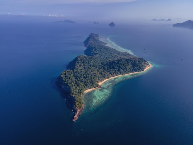 vista en la playa de la isla de Koh Kradan en Tailandia