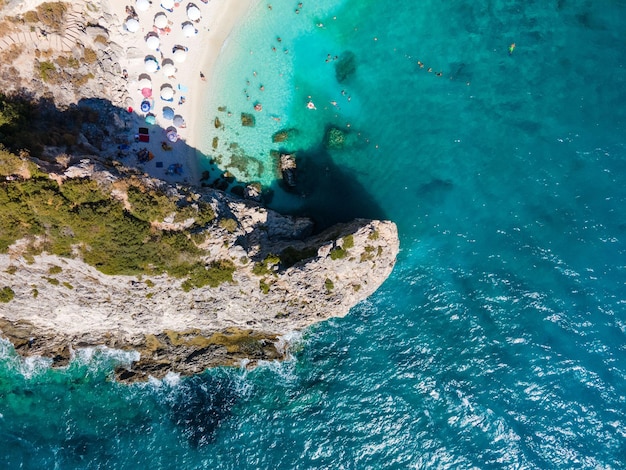 Vista de la playa de la isla de Lefkada con agua azul del mar jónico