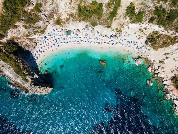 Vista de la playa de la isla de Lefkada con agua azul del mar jónico