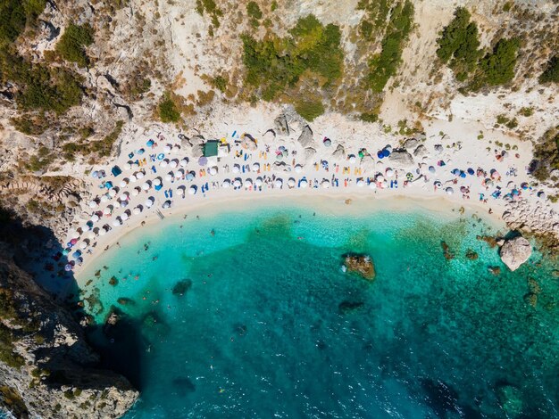 Vista de la playa de la isla de Lefkada con agua de mar jónico azul Grecia