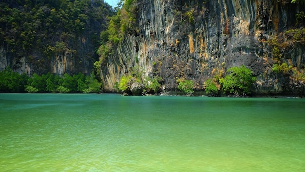 Vista de la playa de una isla tropical en verano en el sur de Tailandia