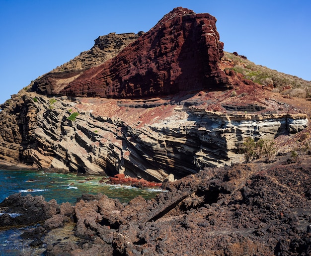 Foto vista de la playa de lava de linosa llamada calcarella, sicilia. italia