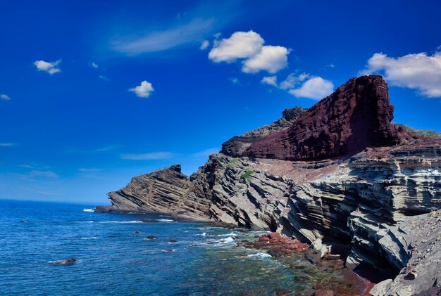 Vista de la playa de lava de Linosa llamada Calcarella