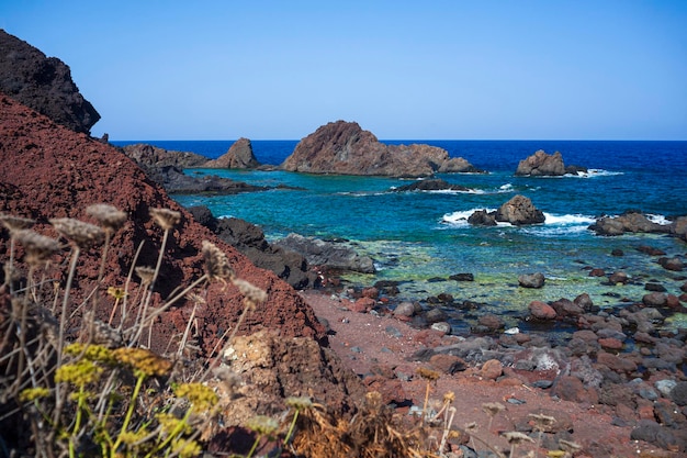 Vista de la playa de lava de Linosa llamada Faraglioni