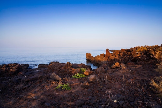 Vista de la playa de lava de Linosa