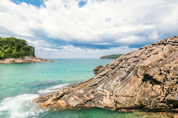 Vista de playa, mar y bosque en día nublado en Trinidad