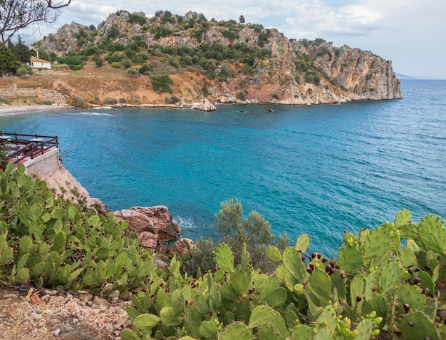 Vista de la playa y el mar en la ciudad turística de Tolo en el Peloponeso en Grecia