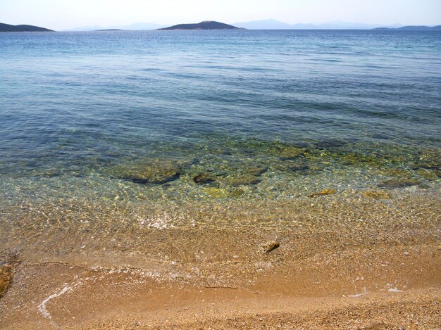 Vista de la playa en el mar Egeo cerca de la ciudad Marmari en la isla griega Evia en Grecia en un día soleado