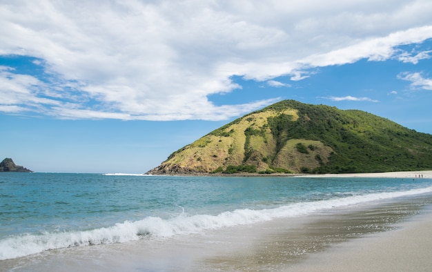 Foto una vista de la playa de mawun, lombok, indonesia