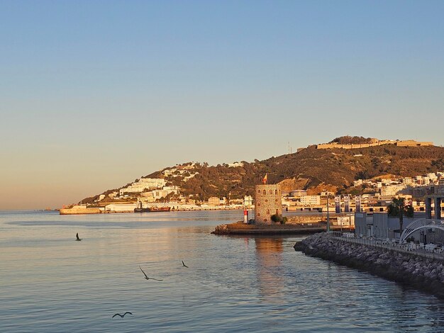 Vista de la playa y el monte Hacho con la fortaleza en Ceuta