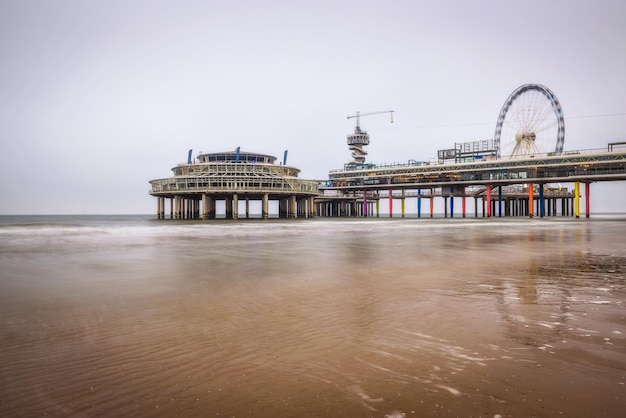 Vista a la playa en el muelle de Scheveningen, cerca de La Haya, Países Bajos