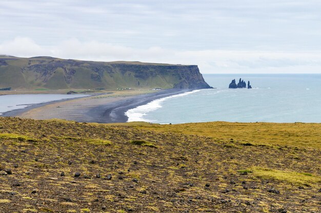 Vista de la playa negra de Kirkjufjara desde Dyrholaey