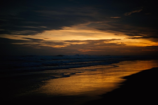 Vista a la playa por la noche