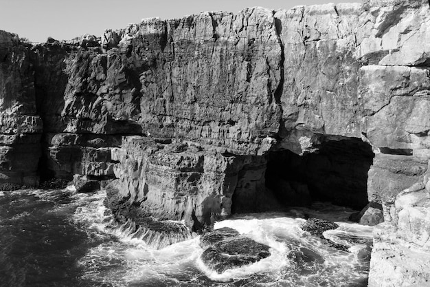 Vista de la playa y el océano en el día Portugal Imagen en blanco y negro