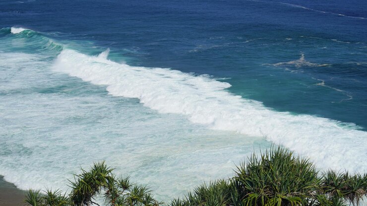 vista de la playa desde la parte superior del acantilado pequeñas olas y espuma blanca
