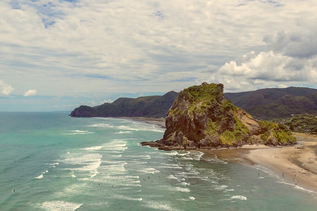 Vista de la playa de Piha, costa occidental de Auckland, Nueva Zelanda