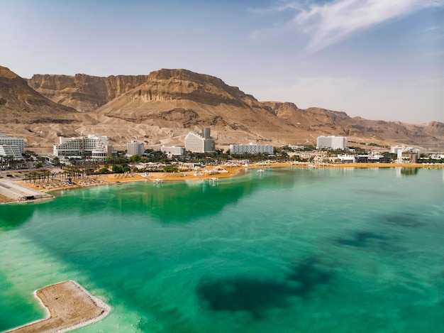 Vista de la playa en el pueblo turístico de Ein Bokek la vista desde la vista aérea superior