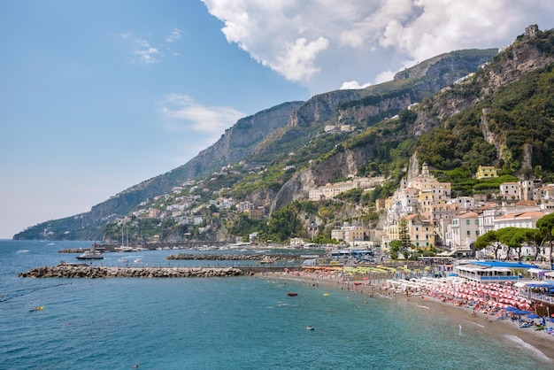 Vista de la playa y del puerto en la ciudad de Amalfi