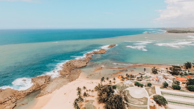 Vista de la playa en Puerto Rico desde un ángulo alto