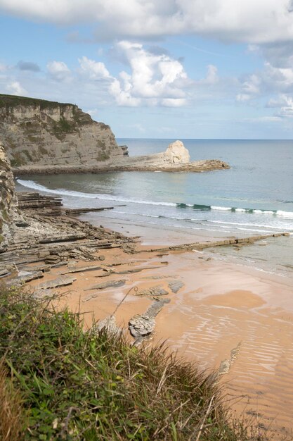 Vista de la playa y rocas de Langre, Santander, España