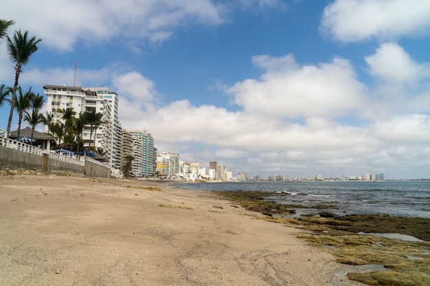 Foto una vista de la playa de salinas desde las rocas