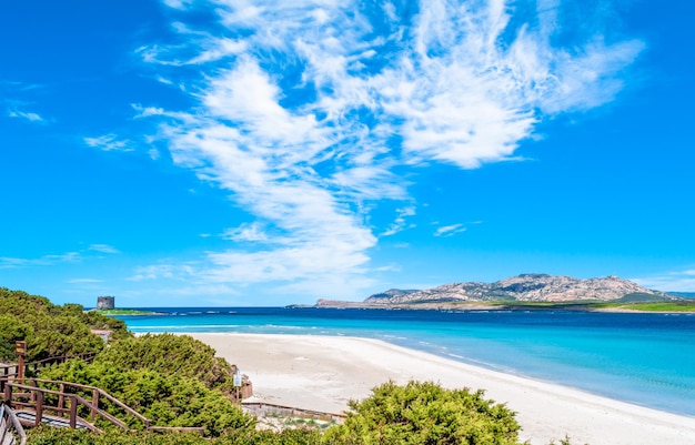 Vista de la playa sarda de Stintino