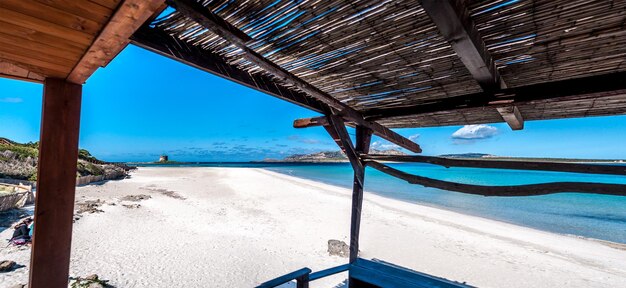 Foto vista de la playa de stintino desde un mirador