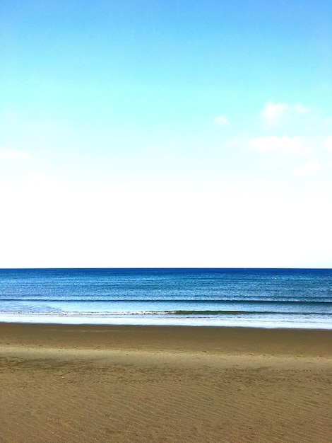 Foto vista de la playa tranquila contra el cielo azul
