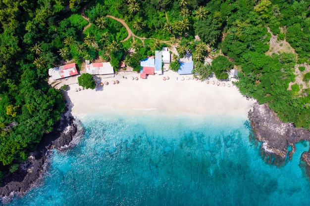 vista de una playa tropical con pequeños edificios