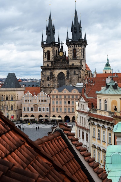 Una vista de la plaza de la ciudad vieja en praga